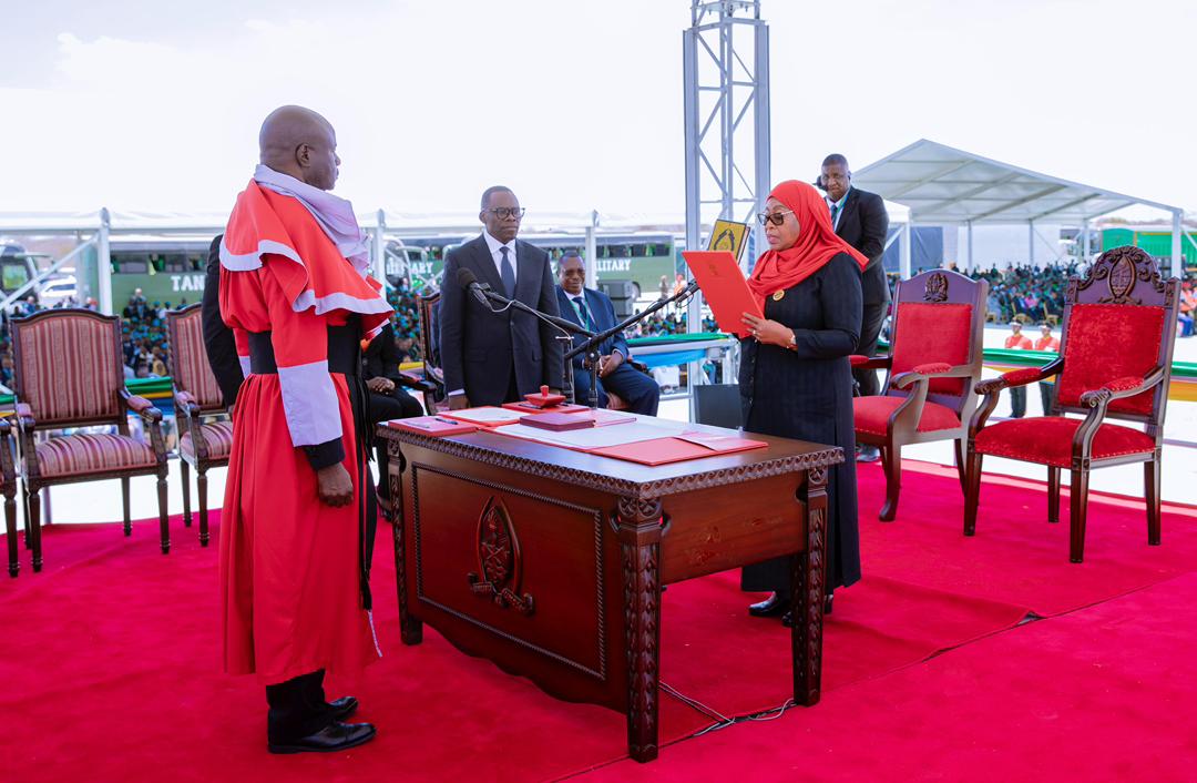 Dkt. Samia Suluhu Hassan akiapishwa na Jaji Mkuu wa Tanzania, George Mcheche Masaju kuwa Rais wa Tanzania katika sherehe zilizofanyika Uwanja wa Gwaride Ikulu Chamwino mkoani Dodoma leo.